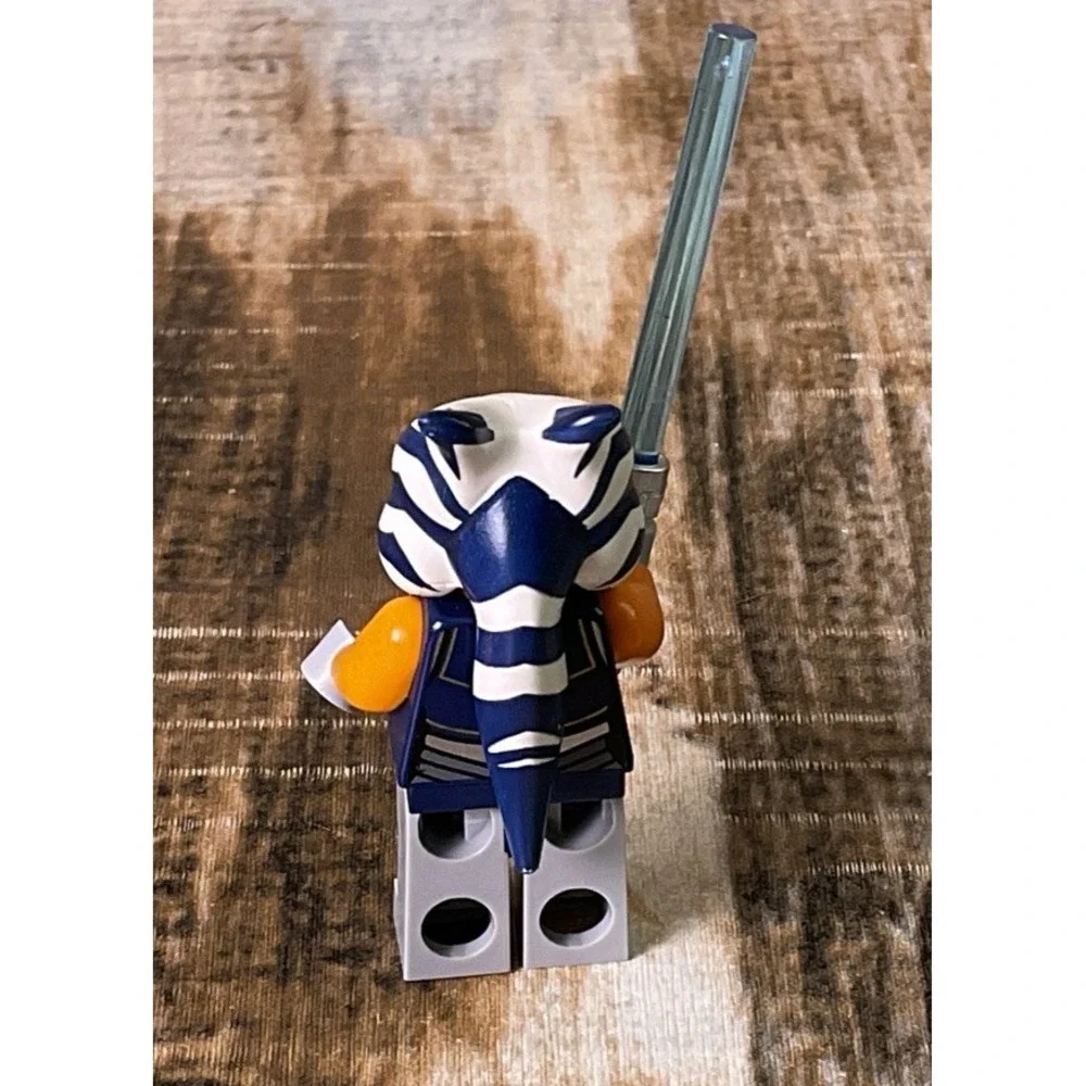 LEGO Star Wars Clone Wars Jedi Ahsoka Tano Minifigure w/ One Lightsaber